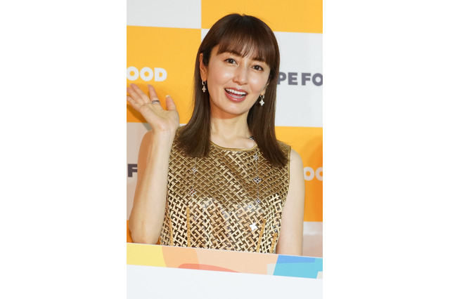 ​矢田亜希子、お気に入りワンピ私服姿を公開！夜のインスタライブ告知にファン歓喜 画像