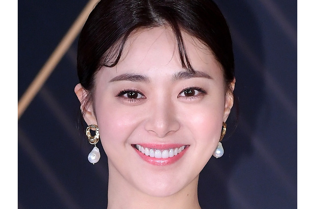 共用ソファーに土足の“マナー炎上”から3カ月…女優イ・ヨンウンが接写自撮り公開　43歳とは思えない童顔 画像
