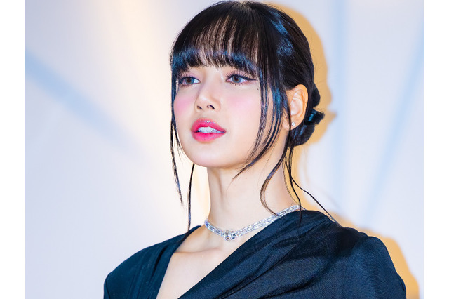 限界ギリギリ？BLACKPINK・リサ、腰までザックリ“大胆肌見せドレス”で視線独占「すっごい」 画像