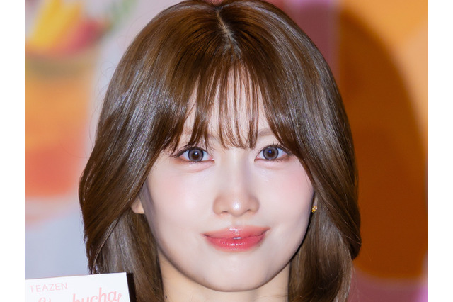 スキマから見えちゃいそう…TWICE・モモ、ミニワンピで“生美脚”を大胆披露「きゃあ！」「ギリギリ」 画像