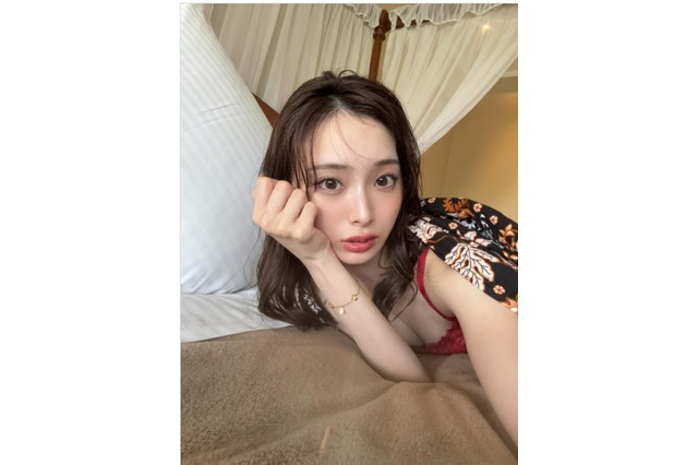 元NMB48・梅山恋和、赤ランジェリーがチラ見のオフショット公開！「めっちゃ可愛いですね」と反響 画像