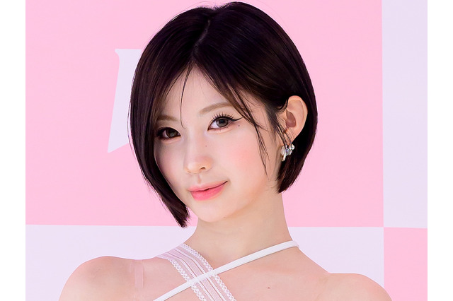 「これは危険…」日本人K-POPアイドル、素肌チラ見えの“着崩し”風衣装で妖艶オーラ全開 画像