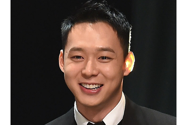 薄い髪をウェーブで隠す？韓国で活動できない元東方神起・ユチョン、“ビジュ激変”も日本で生き生き 画像