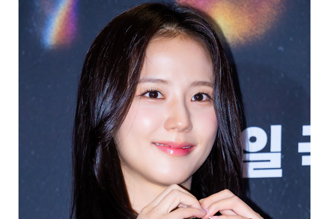 BLACKPINK・ジス、日本人デザイナーの個展を訪問！お茶目な笑顔の“和やか2ショット”が話題 画像