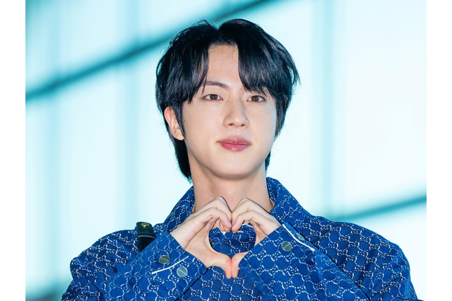 BTS・JIN、思わず二度見する“超小顔”ショット公開「信じられないくらいハンサム」 画像