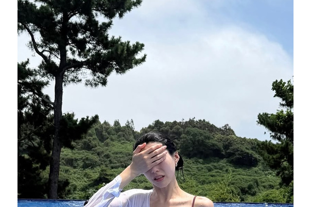 「意外と大きい…」濡れシャツで際立つ圧巻ボディ！韓国美女バレー選手、リゾートでの魅惑ショット 画像