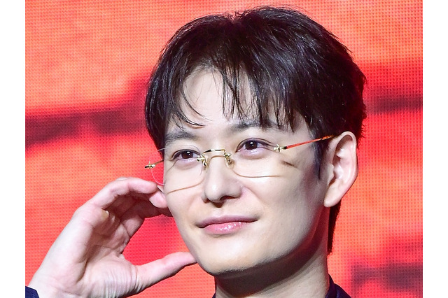 岡田将生、韓国に降臨！洗練されたスーツ＆フチなしメガネスタイルで新ドラマ制作発表会に登場 画像