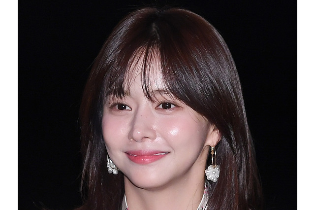 可愛い顔からは想像できないボリューム感！ピンクの紐スイムウェアで夏を楽しむ韓国女優 画像