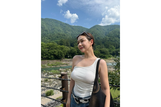 村重杏奈、ワンショルダーのタンクトップで夏の白川郷を満喫！ 画像