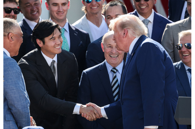 大谷翔平とトランプ大統領が笑顔で握手！ドジャースのホワイトハウス訪問にファン注目 画像