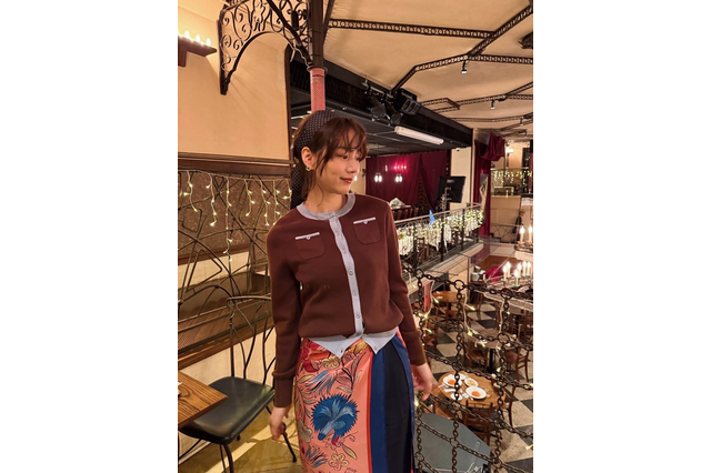 のん、ドラマのオフショットを公開！花柄＆ドットのスカーフを取り入れたコーデが「着こなしていておしゃれ」と好評 画像