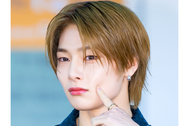 Stray Kids・I.N、シルバーヘアに大胆イメチェン！美形際立つ“短髪ビジュ”で魅了…「超似合う」 画像