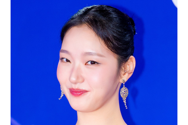 『トッケビ』俳優の愛らしい反応も！女優キム・ゴウン、大賞受賞で家族＆仲良し俳優たちが大喜び 画像