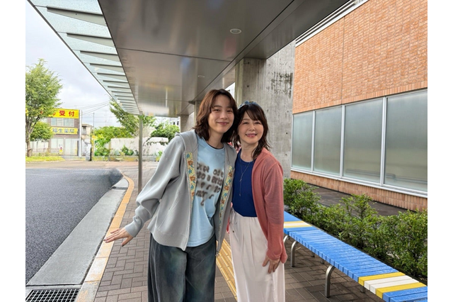 のん、ドラマのオフショット公開　花柄パンツ＆フルーツ柄ワンピの秋先取りコーデに絶賛の声 画像