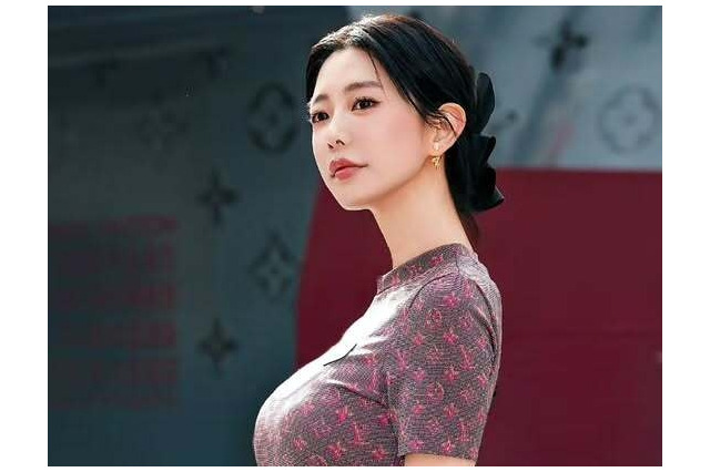 付け根ラインも大胆に…“世界で最も美しい顔”2位のクララ、ハイレッグのスイムウェア姿で圧巻グラマラス 画像