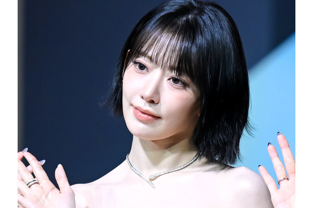 縦線うっすら…LE SSERAFIM・ 宮脇咲良、ピチっとへそ出し衣装で“美くびれ”あらわ「女神だ」 画像