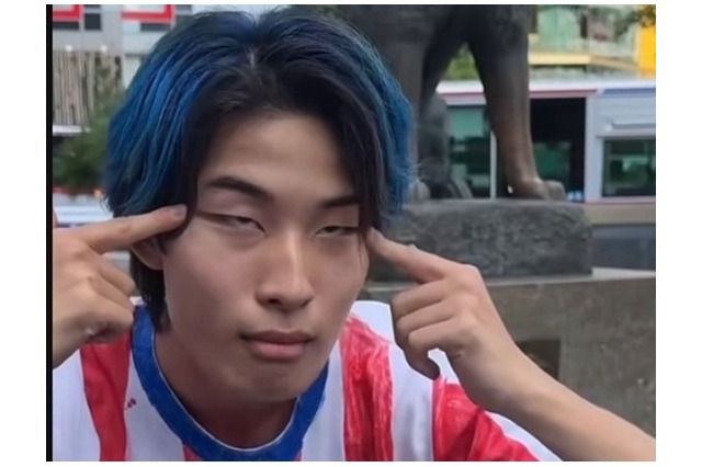 日本人ユーチューバー、韓国人気アイドルに人種差別ジェスチャーで物議　「元々こう」と開き直り 画像