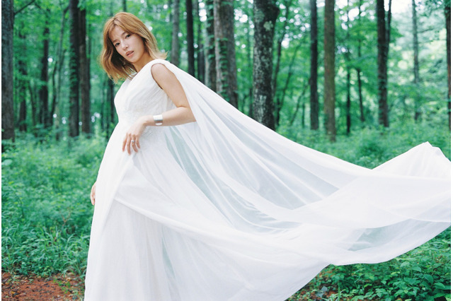 石井杏奈が『ゼクシィ』表紙に登場！軽井沢の自然に包まれた花嫁姿を披露 画像