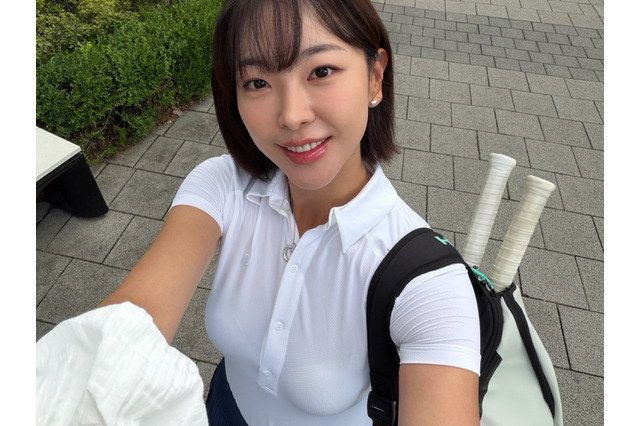 白いテニスウェアを突き破りそう…隠し切れない“くっきり”存在感　離婚した韓国女優のさわやかスタイル 画像