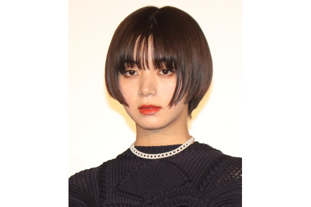 池田エライザ、真っ赤なミニスカート＆ひざ丈ブーツのコーディネートを披露　「かっこよすぎる…」とファン絶賛の声 画像