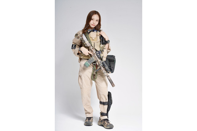 元NGT48・川越紗彩、サバゲー雑誌の表紙で“ガチ装備”披露！セクシーなチャイナコスプレ姿も 画像