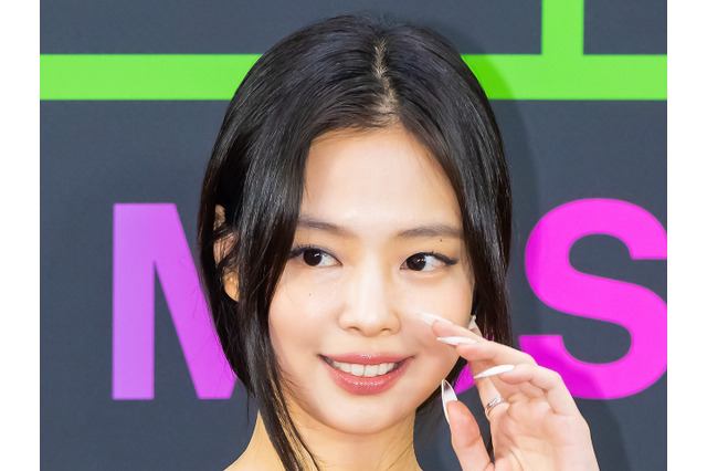 男性の肩に頬を寄せ…“恋多きアイドル”BLACKPINK・ジェニーの近況写真に視線集中 画像