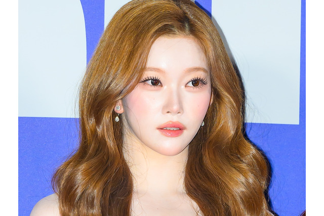 「爆美女」“肌見せドレス”でグラマラス体型際立つ…日本人K-POPアイドルに視線集中 画像