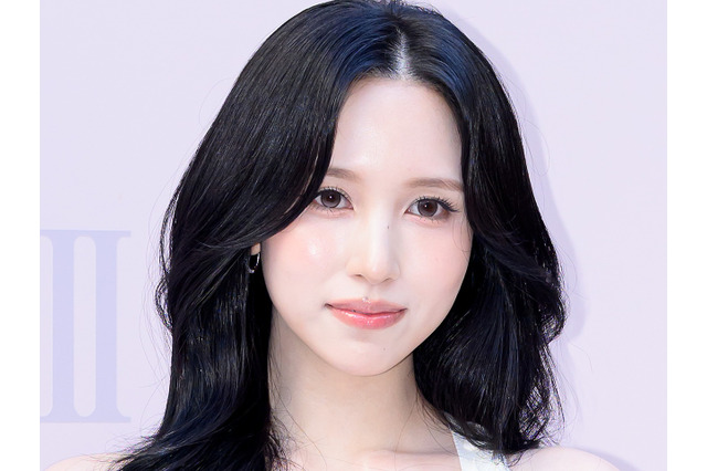 TWICE・ミナ、阪急うめだに降臨！キュートな“認証ショット” に反響「ミナが2人?!」「聖地巡礼しなきゃ」 画像