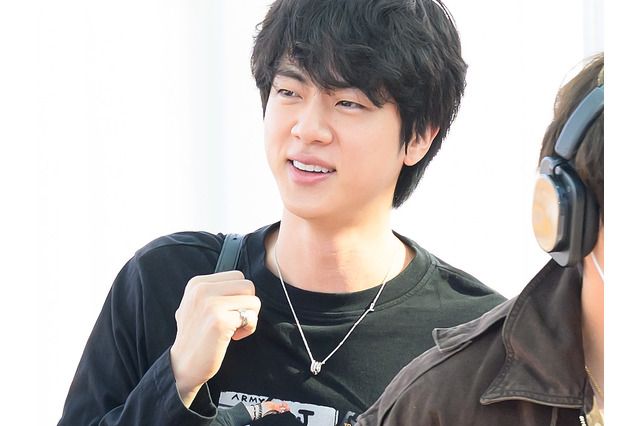 BTS・JIN、“JUNG KOOKを身にまとって”空港に登場　5人が南米ツアーに向けて出国 画像