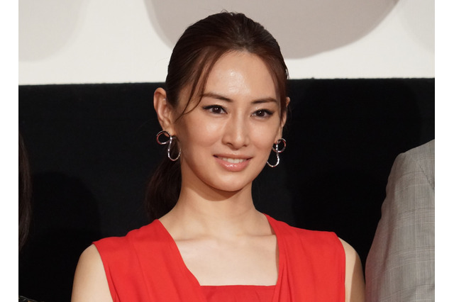 北川景子、デニムに黒トップスの“カジュアル”コーデでも際立つ抜群のスタイル！ミラノでのオフショット公開 画像