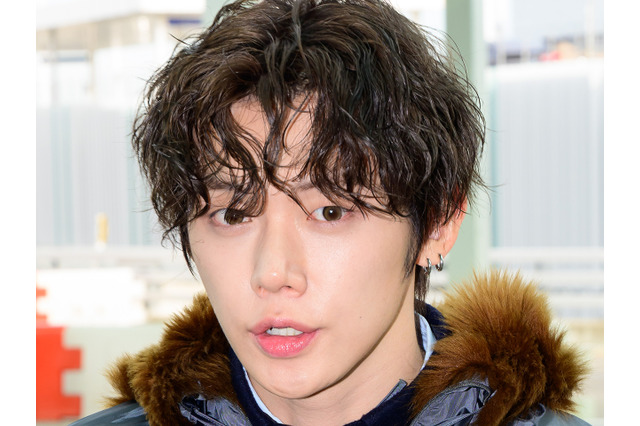 TXT・ヨンジュン、パーマヘアにイメチェン！猫のような可愛らしさが倍増した姿で空港に登場 画像