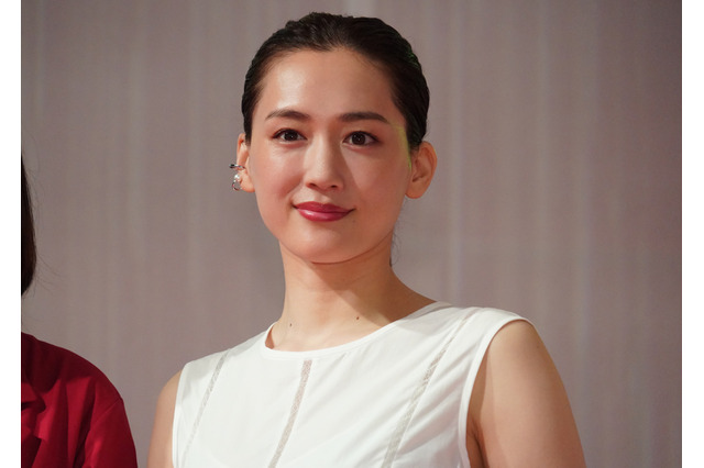 「最高に可愛い」綾瀬はるか、スタッフアカウントが映画のオフショット公開し、ファン歓喜 画像