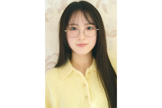 乃木坂46・鈴木佑捺、6期生グラビア企画に登場！メガネ姿やパンを食べる自然体の姿を披露 画像