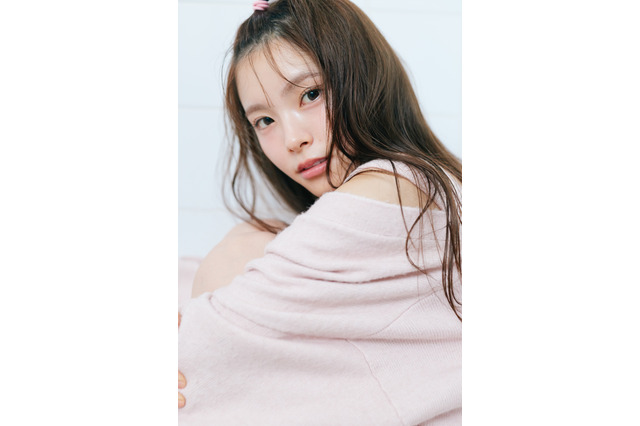 乃木坂46・森平麗心、キュートな笑顔でくつろぐ姿！6期生グラビア企画に登場 画像