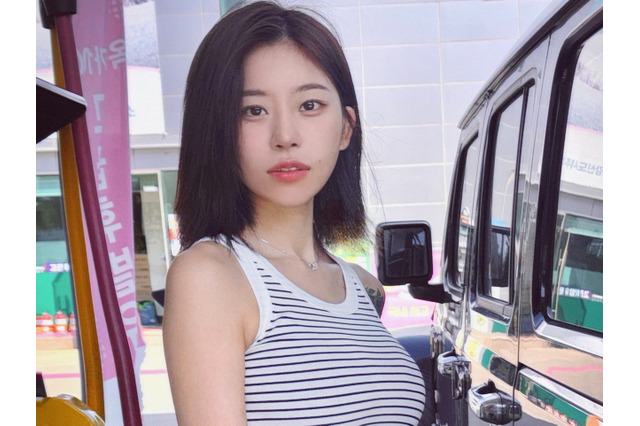 限界ギリギリのミニ丈で視線強奪…10代で妊娠させられた韓国巫女、見えちゃいそうな“しゃがみ”ポーズ 画像