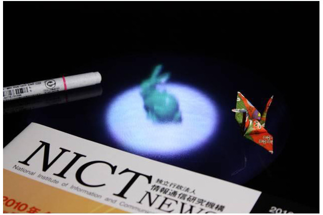 情報通信研究機構、何もないテーブル上に3D映像を表示する技術を開発 画像