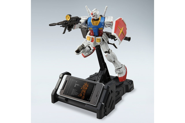 ガンプラケータイ第2弾「945SH G」が10日に発売 画像