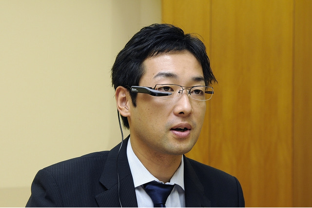 【CEATEC JAPAN 2010（Vol.8）】小型・軽量ヘッドマウントディスプレイによるAR体験……NTTドコモ 画像