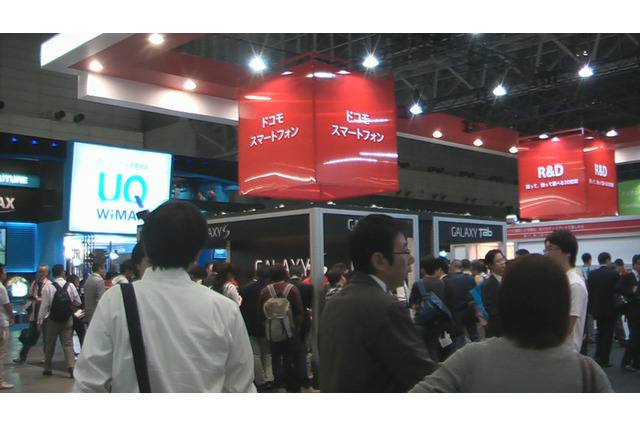 【CEATEC JAPAN 2010（Vol.27）：動画】NTTドコモの「Galaxy Tab」に人だかり 画像