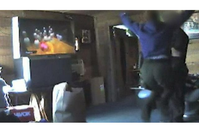 前代未聞!麻薬捜査官が容疑者の家でWii 画像