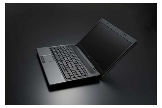 エプソンダイレクト、指紋やホコリなどが目立ちにくいデザインの15.6V型液晶ノート 画像