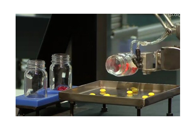 【第4回 ロボット大賞】人の手首の動きを目指したファナックのゲンコツ・ロボット 画像