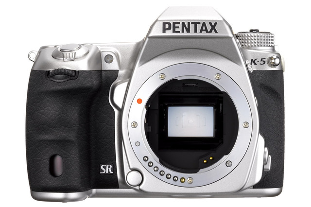 HOYA、デジタル一眼レフの高級機「PENTAX K-5」にシルバーの限定モデル 画像
