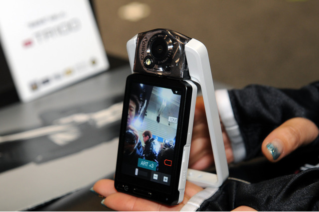 【CP＋】カシオ、「EX-TR100」を展示デモ…フリースタイルデジカメ 画像