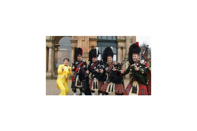 ダンディ坂野、スコットランド“ダンディ市”で「ゲッツ」連発!! 画像