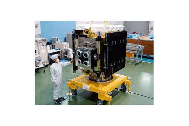 NEC、米国での人工衛星向けイオンエンジン動作試験に成功 画像