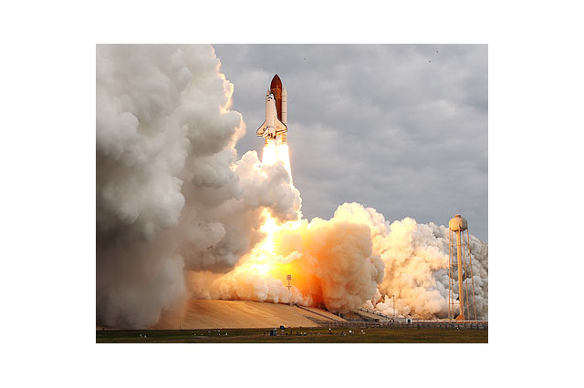 NASA、スペースシャトル「エンデバー」の打ち上げに成功 画像