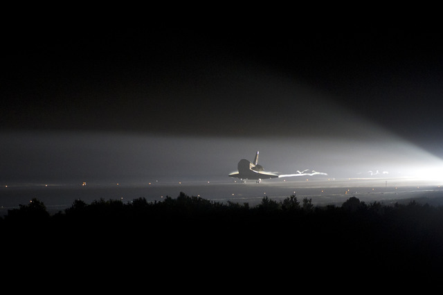 スペースシャトル「エンデバー」、16日のミッションを終え無事帰還 画像