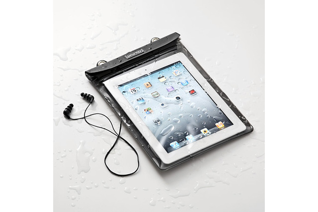 iPad/iPad 2がお風呂やプールサイドで楽しめる防水イヤホン付き防水ケース 画像