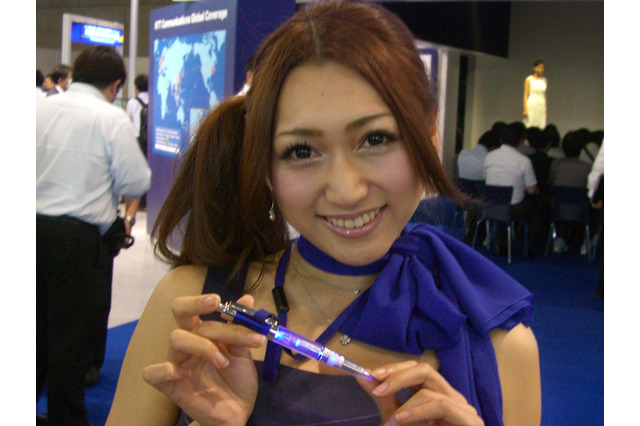 【Interop Tokyo 2011（Vol.34）】会場のノベルティを集めてみた！「LEDライト」や「扇子」「ツボ押し」など様々なグッズ 画像
